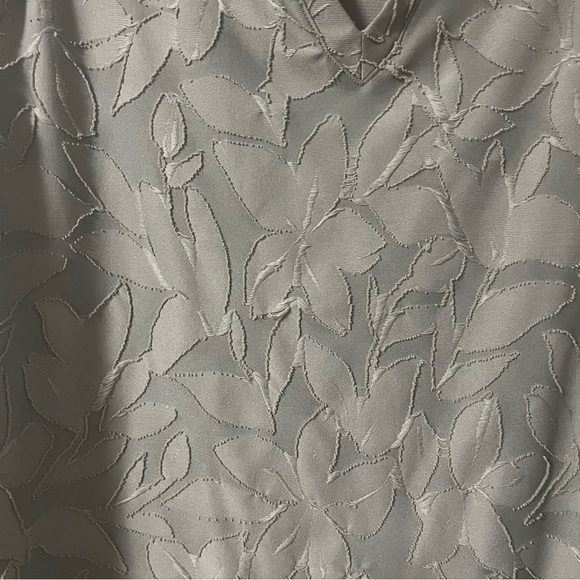 Chico's Size 2 Sage Green leaf textured Relaxed Tunic Top mature elegant - Picture 3 of 6